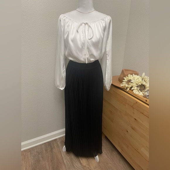 Emory Park- White Low V Bodysuit - Picture 7 of 12